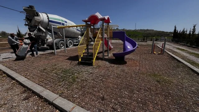 Elazığ Ağın'da çocuk parkı zeminine beton döküldü
