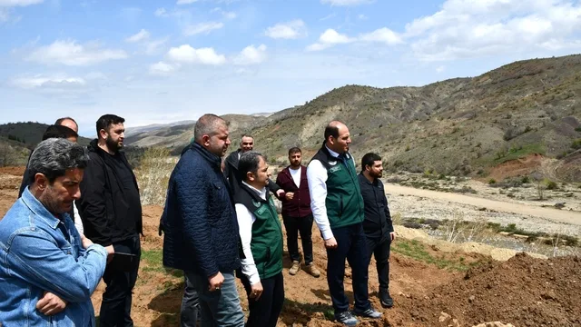 Elazığ'da DSİ Müdürü Ömer Açıkgöz, Altıkaya Göleti'nde inceleme yaptı
