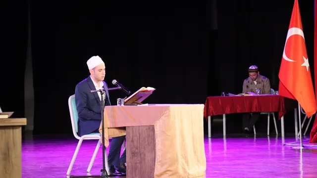 Erzincan'da 10 üniversiteden öğrenciler Kur'an-ı Kerim'i güzel okumak için yarıştı