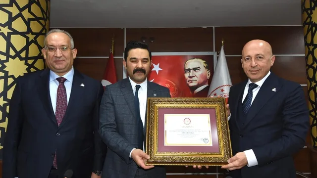Erzurum'da Ömer Madırlı, Doğu Anadolu İhracatçılar Birliği Başkanlığı mazbatasını aldı