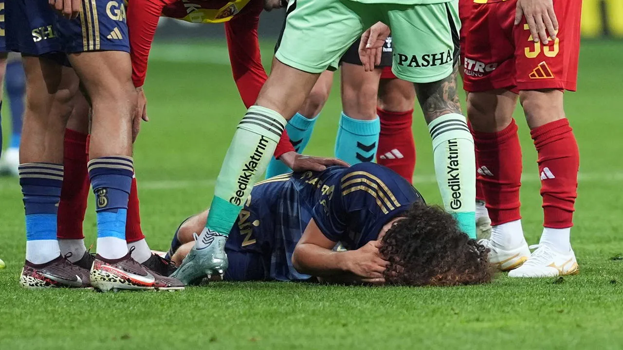 Eski hakemler Kayserispor - Fenerbahçe maçını yorumladı: Guendouzi'ye yapılan hareket için kırmızı kart gerekir mi?