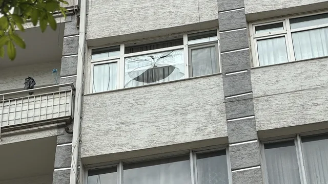 Eskişehir'de kaldırımda yürüyen adamın kafasına 5. kattan cam düştü