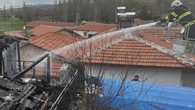 Eskişehir'de tek katlı ev alevlere teslim oldu, ekipler seferber