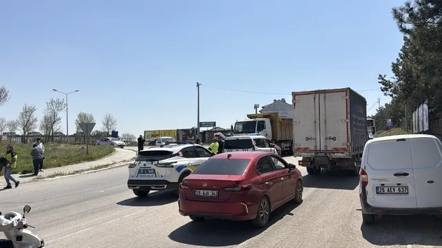 Eskişehir'de zincirleme kaza: Hafriyat kamyonu 3 kişiyi yaraladı