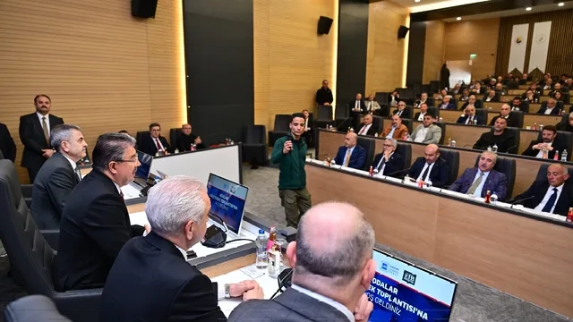 Eskişehir Valisi Yılmaz'dan ETO'da Kritik Toplantı: Ekonomiye Odaklanıldı