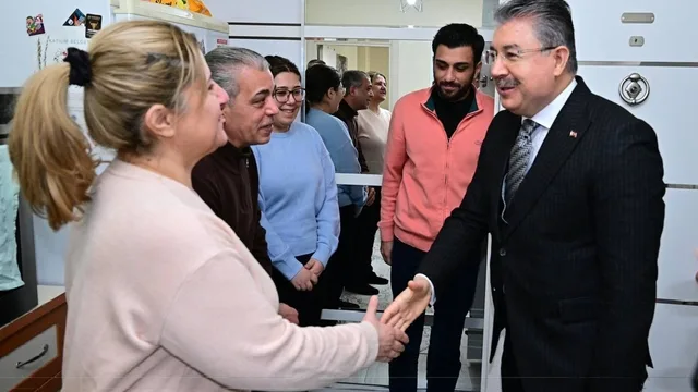 Eskişehir Valisi Yılmaz, depremzede aileyi evlerinde ziyaret etti