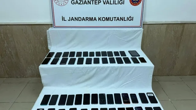 Gaziantep'te kaçakçılık operasyonu: 53 telefon ve tablet ele geçirildi