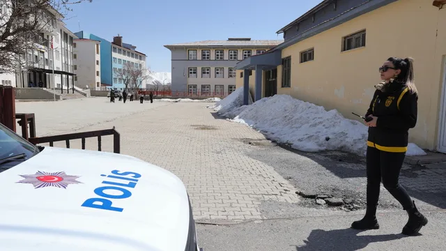 Hakkari'de okul çevrelerinde polis denetimi sıkılaştı