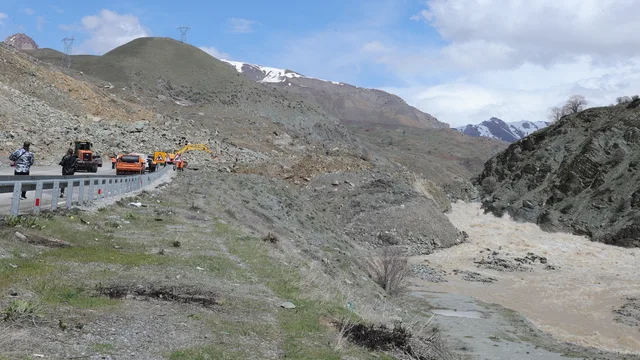Hakkari-Van yolu heyelan nedeniyle kapandı: Ulaşım 2 gündür sağlanamıyor