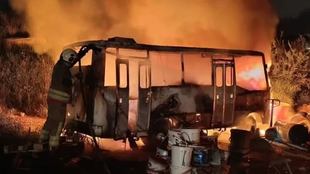 Hatay'da otobüs ve konteyner alevlere teslim oldu: Hasar oluştu