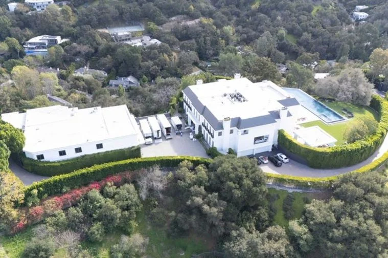 Evdeki hakkını eski eşine devretti