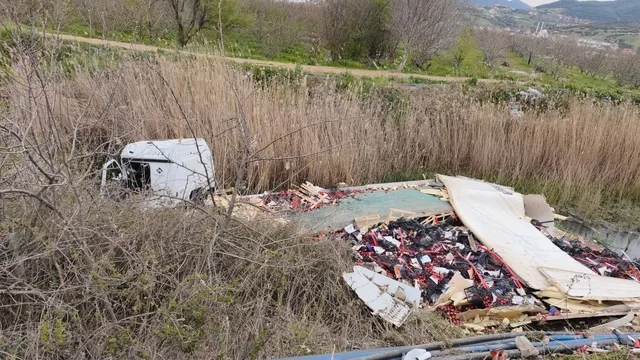 Isparta'da elma yüklü çekici Kovada Kanalı'na devrildi: Sürücü yaralandı