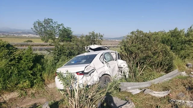 İzmir'de Tır Otomobille Çarpıştı: Sürücü Yaralandı