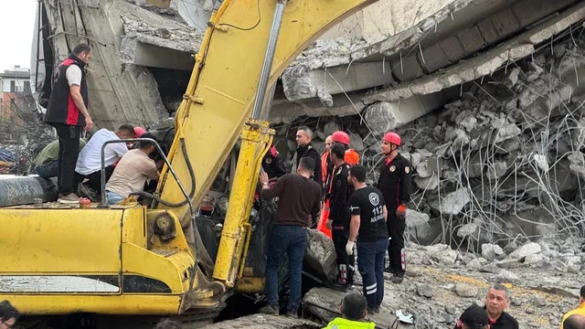 Kahramanmaraş'ta 5 katlı otopark yıkımında iş makinesi enkaz altında kaldı