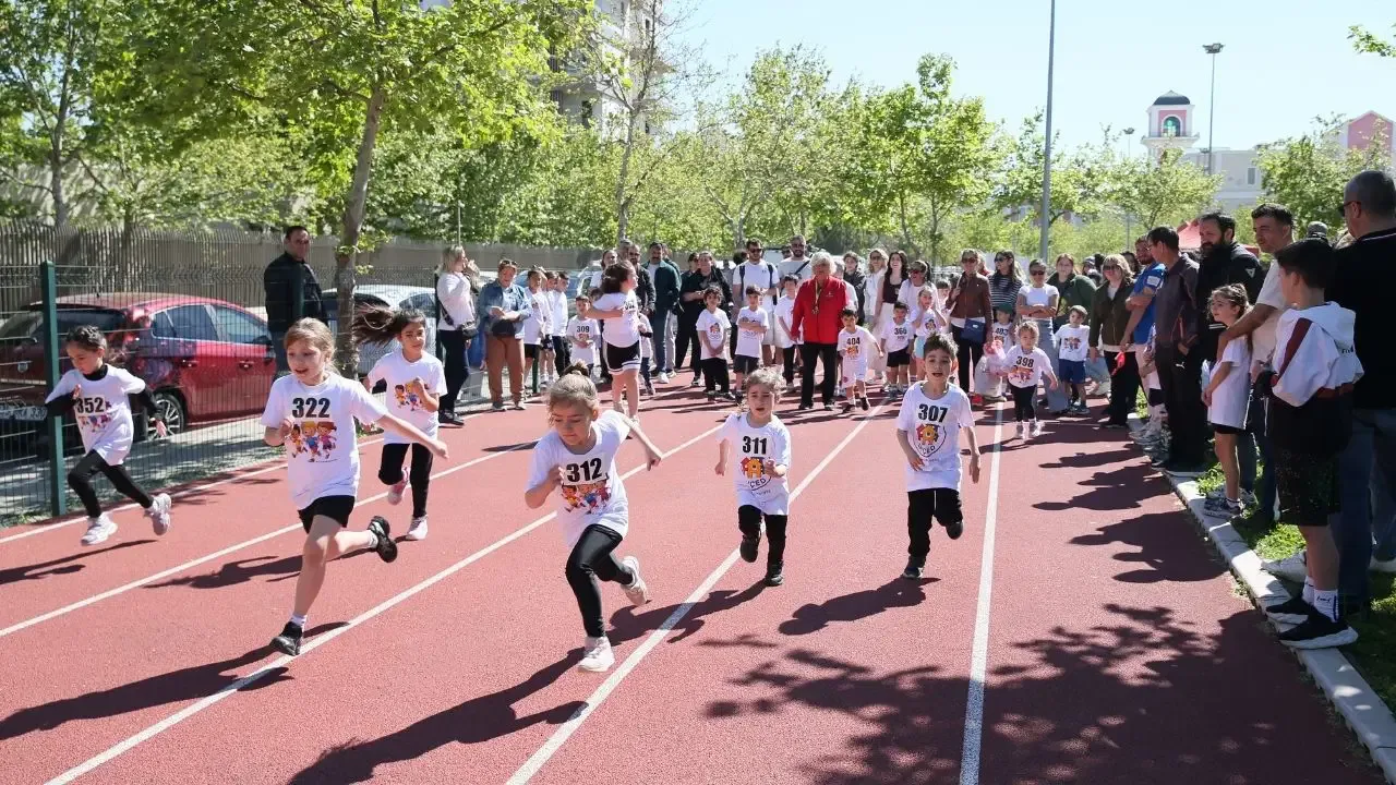 'Koşamayan Kardeşlerim İçin Koşuyorum': İzmir’de anlamlı 23 Nisan yarışı!