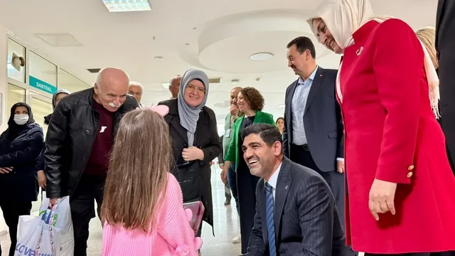 Karabük'te 23 Nisan Coşkusu: AK Parti İl Başkanı Salt Hastanedeki Çocukları Unutmadı
