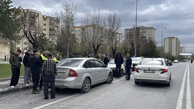Kayseri'de ehliyetsiz genç dedesinin otomobiliyle kaçarken yakalandı