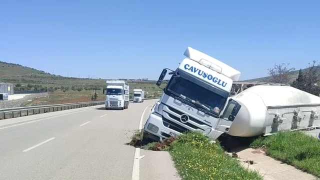 Kilis'te beton mikseri refüje devrildi, yol harçla kaplandı