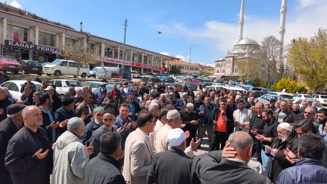 Kırıkkale'de Hacı Adayları Geleneksel Vedalaşma Yemeğinde Vatandaşlarla Helalleşti