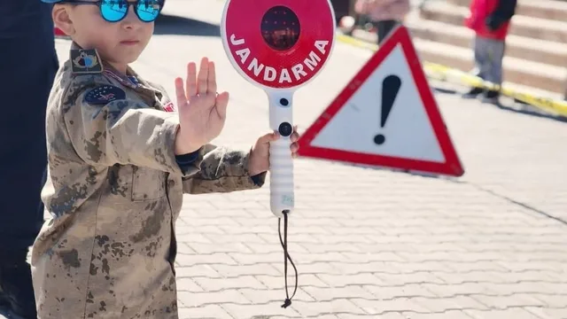 Kırşehir'de miniklere trafik eğitimi: Jandarma miniklerle buluştu