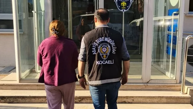 Kocaeli'de 26 Yıl Hapis Cezası Olan Firari Hükümlü Gizli Bölmede Yakalandı