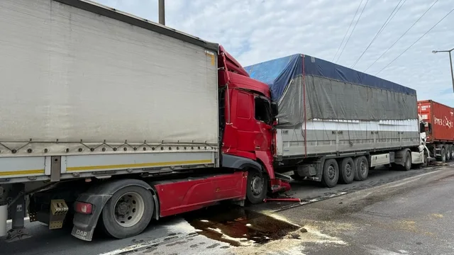 Kocaeli'de 6 tır devrildi, Ankara yolunda trafik durdu