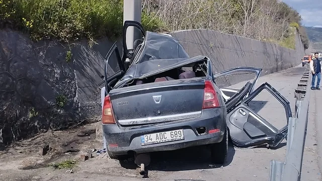 Kocaeli'de otomobil yön levhasına çarptı, ulaşım aksadı