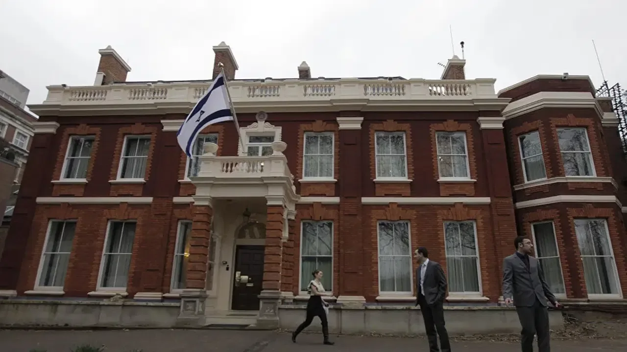 İsrail Büyükelçiliği yakınında alarm: Londra polisi harekete geçti