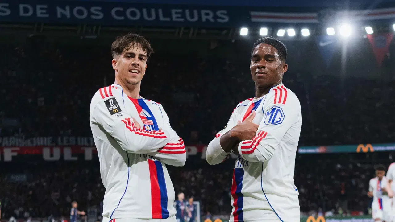 Lyon, PSG'yi 2 golle devirdi