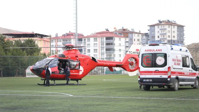 Malatya'da kalbi duran 19 yaşındaki genç, helikopter ambulansla kurtarıldı