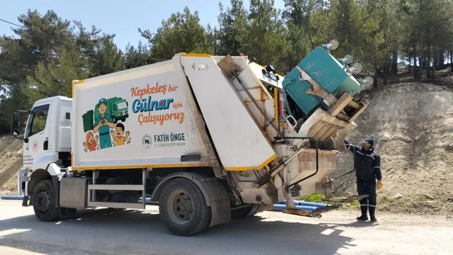 Mersin Gülnar'da eski çöp konteynerleri yenilendi