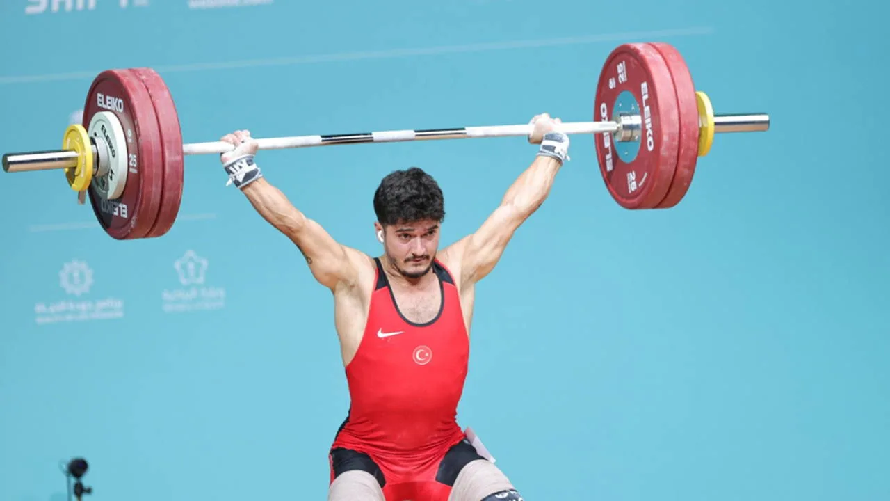 Milli halterci Muhammed Furkan Özbek, Avrupa rekoru kırarak şampiyon oldu