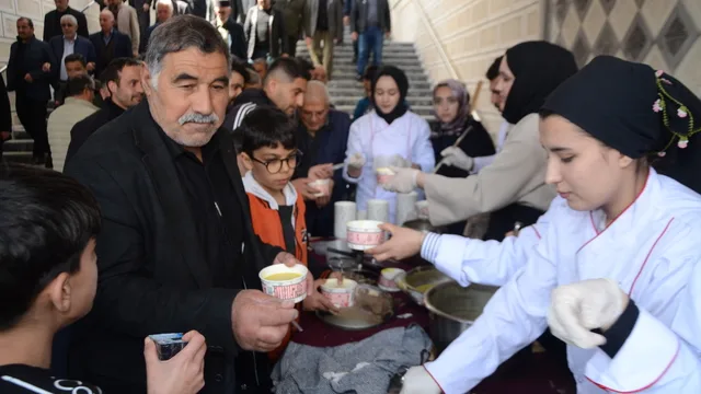 Muş'ta Lise Öğrencileri 400 Kişilik Çorba Dağıttı