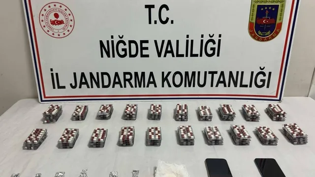 Niğde Bor'da uyuşturucu operasyonunda 1295 sentetik hap ele geçirildi