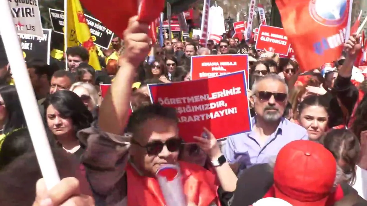 Öğretmenler okuldaki saldırı sonrası ülke genelinde iş bıraktı: MEB önünde Bakan Tekin'e istifa çağrısı