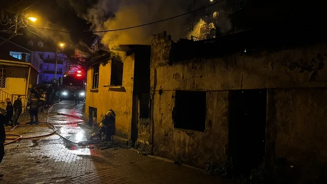 Ordu'da 2 katlı ev alevlere teslim oldu: Kullanılamaz hale geldi