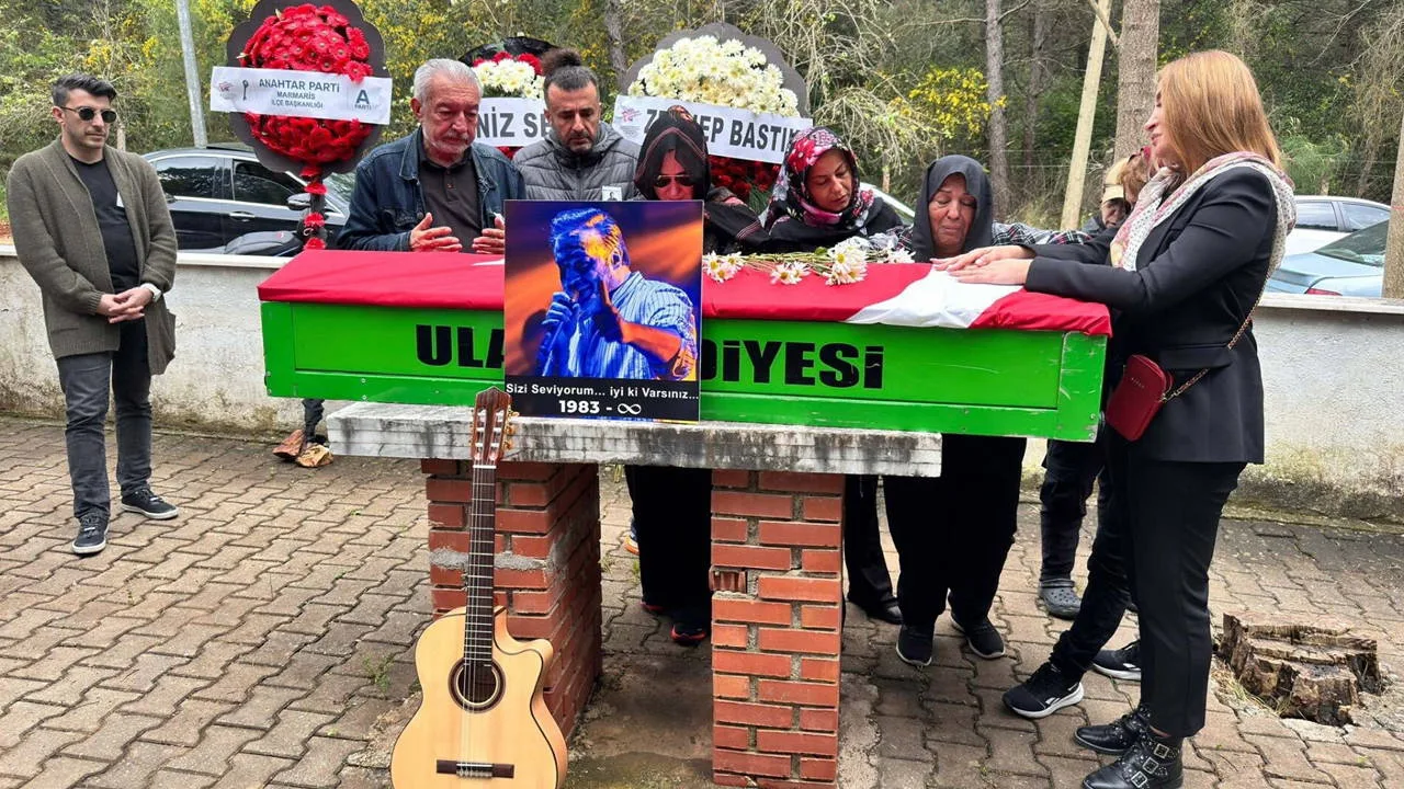 Ölümü şüpheli bulunmuştu: Şarkıcı Rıza Tamer, son yolculuğuna 'gitarıyla' uğurlandı