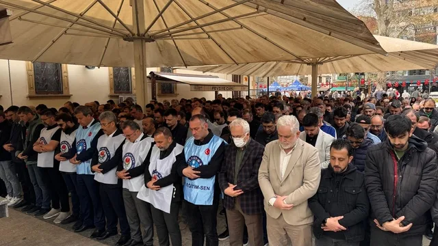 Sakarya'da Kahramanmaraş'taki okul saldırısında hayatını kaybedenler için gıyabi cenaze namazı kılındı