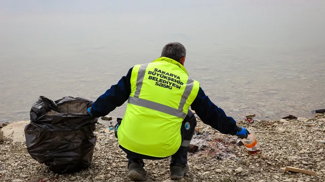 Sakarya'da Sapanca Gölü'nde tonlarca atık temizlendi
