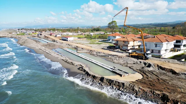 Sakarya Karasu'da erozyon tehdidine karşı sahil koruma duvarı yükseliyor