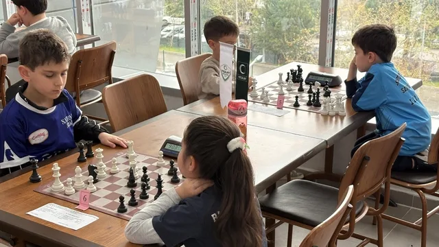 Samsun'da 23 Nisan coşkusu: Yeşilay'dan 106 çocuğun katıldığı satranç turnuvası