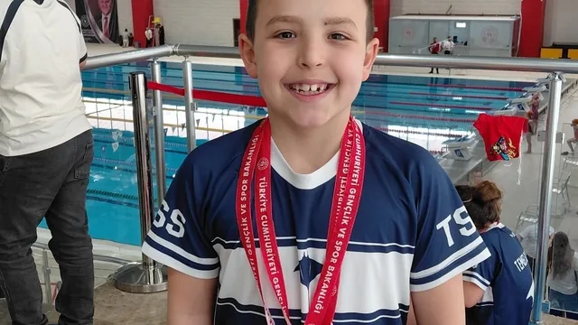 Samsun'da Minik Yüzücüden 3 Altın Madalya