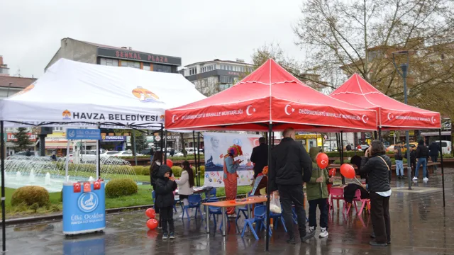 Samsun'da Ülkü Ocakları'ndan 23 Nisan coşkusu: Çocuklara balon ve yüz boyama