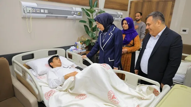 Şanlıurfa'da okula saldırıda yaralanan öğrencilere milletvekili ziyareti