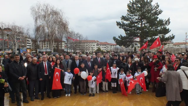 Sivas'ta CHP'den 23 Nisan'da Atatürk Anıtı'na çelenk