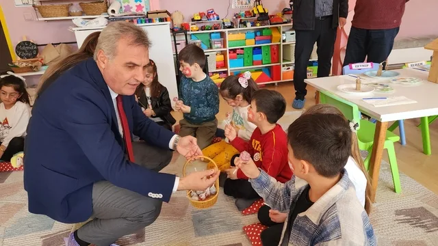 Suluova'da 'Masal Kürsüsünde Yöneticiler' projesi miniklere neşe kattı