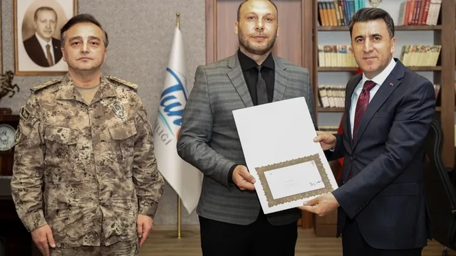 Tunceli'de boğulma tehlikesi geçiren çocuğu kurtaran polisler başarı belgesi aldı