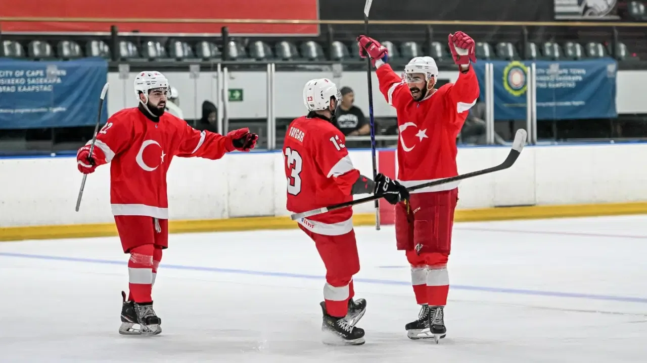 Buz Hokeyi Milli Takımı'ndan turnuvaya farklı başlangıç!