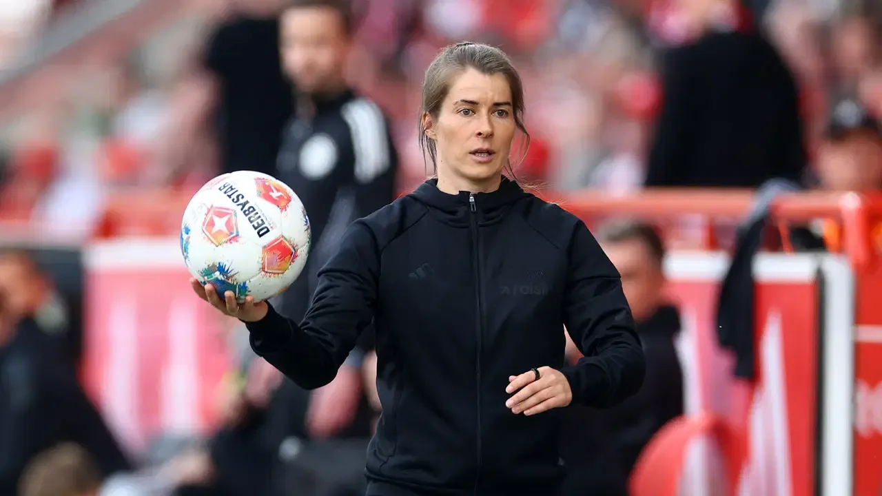 Bundesliga'da tarihi an: Marie-Louise Eta ilk maçına Wolfsburg karşısında çıktı