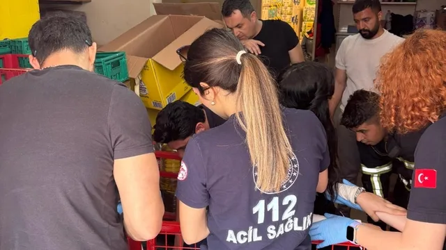 Adana'da market çalışanı yük asansörüne sıkıştı, itfaiye kurtardı